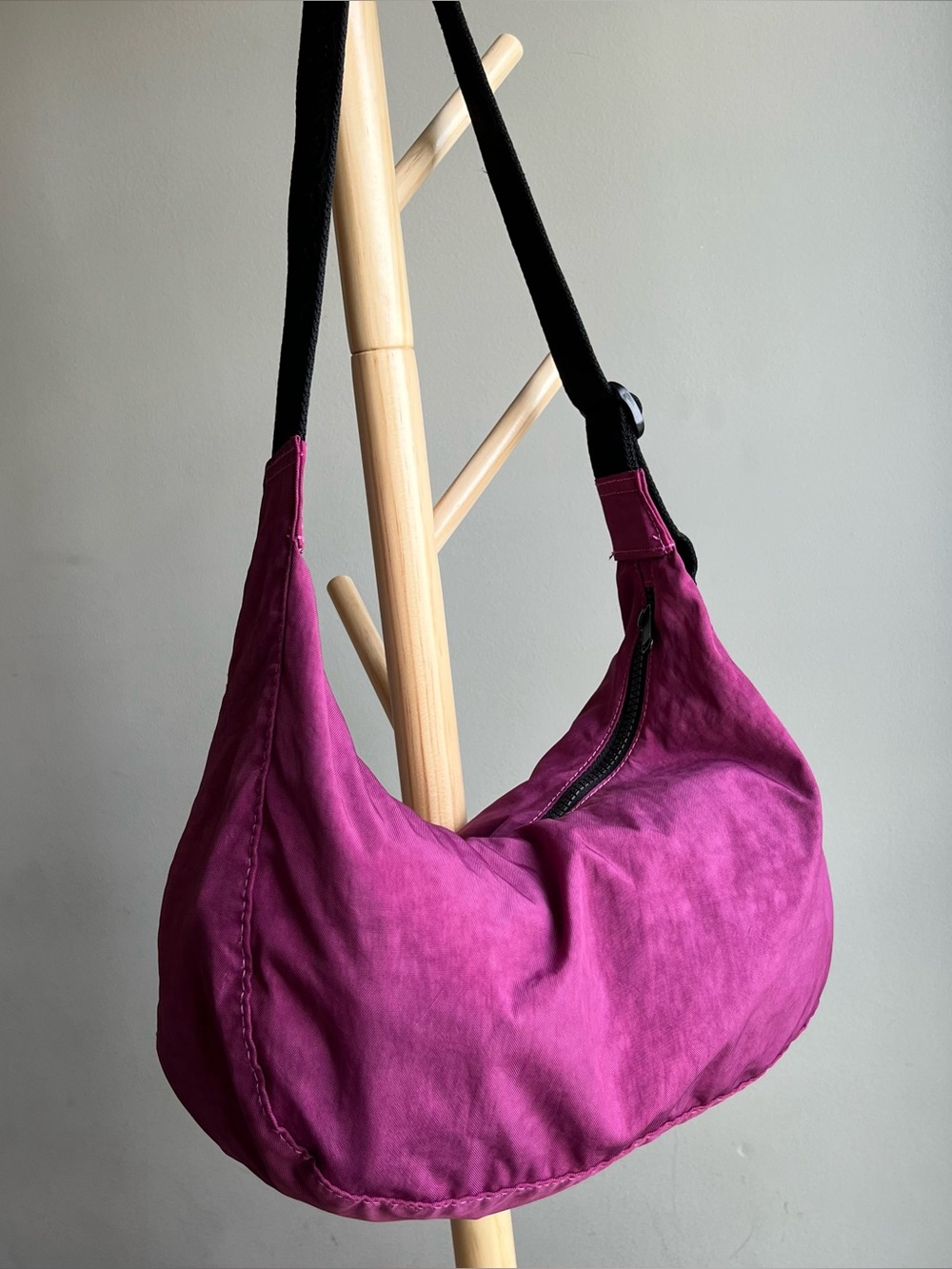 BAGGU Medium Magenta Crescent - Picture 2 of 6